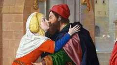 Pintura do século 15 mostra um casal com vestes antigas se beijando