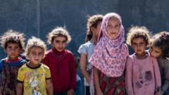 Meninas deslocadas pelo conflito na Síria, no campo de al-Yunani