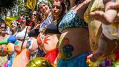 Foliãs grávidas, no desfile do bloco Gigantes da Lira, no Rio de Janeiro