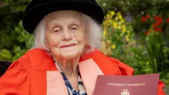 Rosemary Fowler com seu título de doutorado honorário da Universidade de Bristol