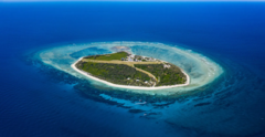vista aérea de ilha cercada por recife de corais