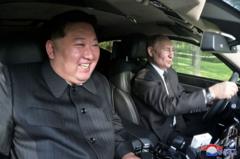 Vladimir Putin e Kim Jong Un andam juntos de carro por Pyongyang