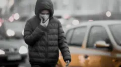 Criança usando máscara em frente a carros em ar poluído