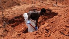Pessoa de máscara escavando uma vala comum no Quênia