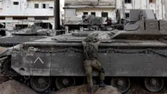 Tanque e soldados israelenses em Gaza