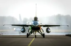Um jato F-16 na pista 