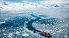 Grupo de cientistas em barco na Antártida