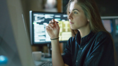 Mulher em frente a um computador