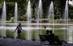 Mulher caminha em parque durante onda de calor na Argentina