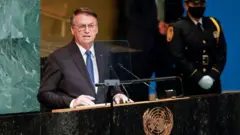 Bolsonaro em frente a um palanque na ONU