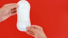 Absorvente branco em fundo vermelho