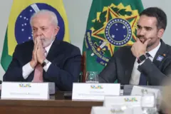 Lula e Eduardo Leite com semblantes sérios