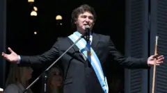 Presidente Javier Milei gesticulando ao discursar com faixa presidencial 