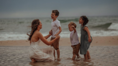 Renee e seus três filhos na praia