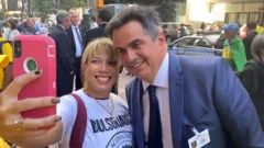 Ministro-chefe da Casa Civil, Ciro Nogueira, em foto com apoiadora nos Estados Unidos