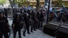 Polícia argentina patrulha manifestação contra as políticas do novo presidente argentino, Javier Milei, em Buenos Aires 