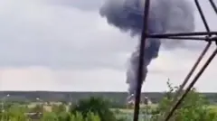 Fumaça saindo de onde caiu avião