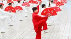 grupo praticando tai chi