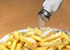 sal sobre batatas fritas