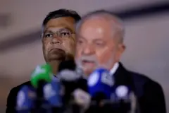 Flávio Dino e Lula na chegada a Brasília de brasileiros que viviam em Gaza, em 13 de novembro