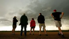 Pessoas reunidas assistindo a tornado
