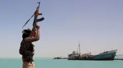 Soldado e navio no Iêmen
