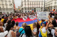 Pessoas se manifestam em praça em Madri contra resultado eleitoral na Venezuela