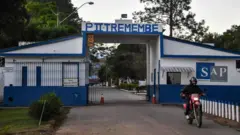 Homem pilotando moto na frente da Penitenciária 2 de Tremembé, no interior de São Paulo