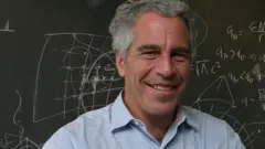 Epstein com um quadro negro de matemática