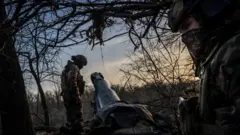 Soldado com armamento de artilharia no meio da mata