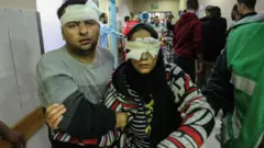 Uma mulher enfaixada no hospital Nasser