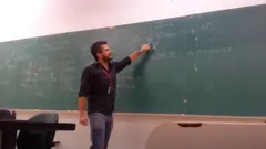 O professor Rodrigo Mota Amarante em aula