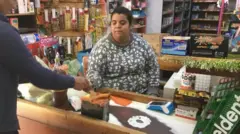 Mulher parda no caixa de um mercado