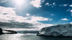 Geleiras na Antártida em dia ensolarado