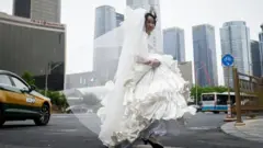 mulher jovem vestida de noiva em rua da China