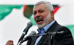 Haniyeh aparece discursando, com dois microfones