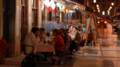 Pessoas jantando em tradicional rua da cidade de Lisboa