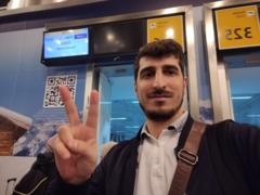 Em selfie, Muslim M. A Abuumar fazendo sinal de V em aeroporto