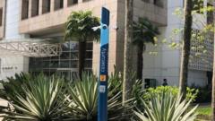Poste azul da empresa CoSecurity instalado em frente a prédio