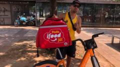 Entregador Pedro Ivo Ribeiro com sua bicicleta e mochila no Largo da Batata