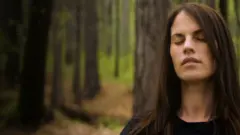 Melissa Hogenboom praticando mindfulness