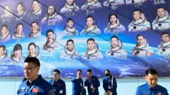 Painel com fotos de astrounautas chineses