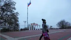 Ruas da cidade de Melitopol com símbolos russos, parte da propaganda do Kremlin para dominar territórios ocupados na Ucrânia