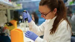 Dra. Marina Silva em laboratório