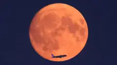 Um avião passou pela superlua sobre o Parliament Hill, em Londres.