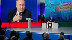Putin fala diante de uma plateia