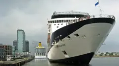 Navio atracado em Amsterdã