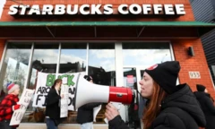 Trabalhadora do Starbucks usa megafone durante protesto nos Estados Unidos