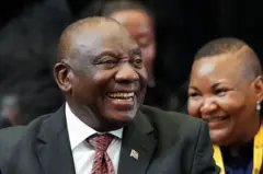 Cyril Ramaphosa rindo ao olhar para o lado