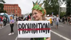 mulher com placa pedindo liberação da maconha